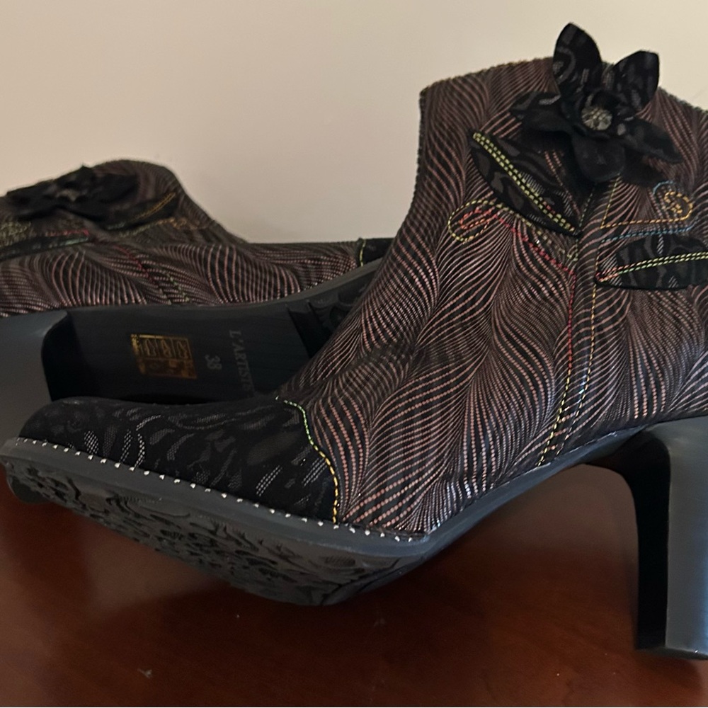 L'ATISTE Black and Brown Heeled Boots with Floral Accent - Picture 4 of 7